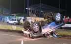 Un véhicule se retourne à Arue