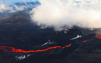 Éruption du Piton de la Fournaise: une coulée de lave menace de couper la route reliant le sud à l'est de La Réunion
