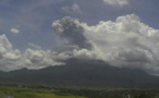 Un volcan philippin dégage une spectaculaire colonne de cendres