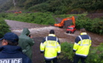 Un camion en difficulté dans la rivière de la ZI de la Punaruu.