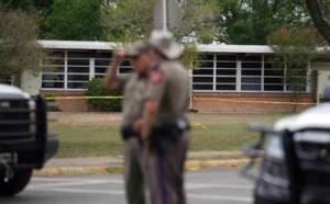 Des policiers de l'Etat du Texas se tiennent à l'extérieur de l'école primaire Robb, à Uvalde, après la fusillade le 24 mai 2022 (Photo : afp.com - allison dinner).