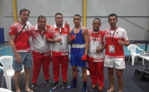 Tautua Dauphin (en bleu) repartira, au pire, avec une médaille d'argent d'Honiara comme trois autres de ses partenaires de la sélection tahitienne. (photo : Fédération de boxe de Polynésie française)