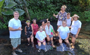 Quelques bénéficiaires entourés des membres du comité du tourisme de Teva i Uta (Crédit : Anne-Charlotte Lehartel). 