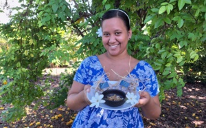 “Je suis fière de notre culture, donc je tenais à avoir un nom tahitien, qui signifie délicieux, comme un bonbon !”, explique Khaïre Brothers-Mangin au sujet du nom de sa petite entreprise (Crédit : Anne-Charlotte Lehartel).