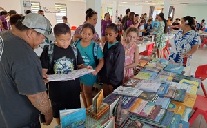 Un salon du livre vivant à Taravao