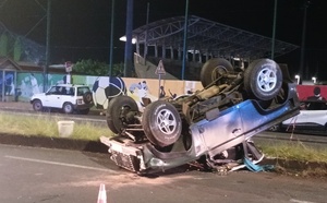 Un véhicule se retourne à Arue