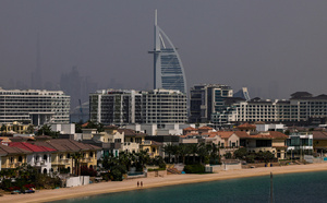 A l'abri des missiles, des touristes à Dubaï attendent leur vol retour