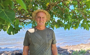 ​Émile Otcenasek se lève à Papara