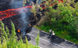 La Réunion: des coulées de lave coupent la route nationale reliant le sud à l'est