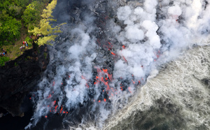 La Réunion: les autorités alertent face aux "comportements dangereux" près du volcan en éruption
