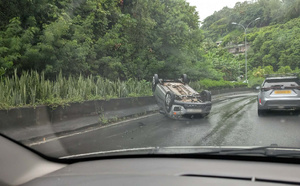 Un véhicule retourné dans le Tahara'a