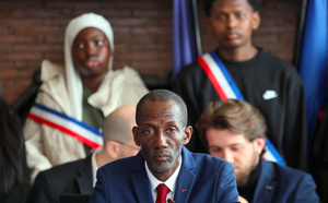 Le maire de Saint-Denis reçoit le soutien du gouvernement après avoir été la cible d'attaques racistes