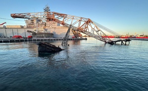 Une ancienne grue plonge à la base navale