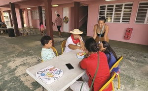 Une soirée jeux de société studieuse à Hao