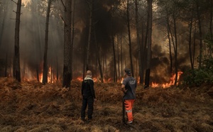 Mégafeu: lutte acharnée des pompiers contre les reprises d'incendie en Gironde
