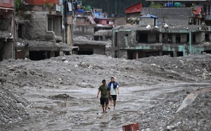 Crue dans l'Himalaya: les opérations de secours progressent péniblement, près de 800 morts