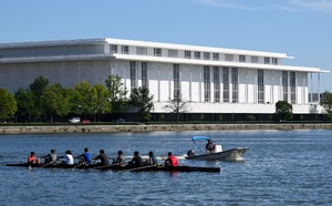 Trump menace de ne pas rouvrir le Kennedy Center si son nom n'y est pas apposé