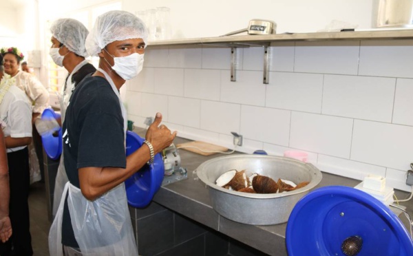 Une usine d’huile vierge  de coco à Niau