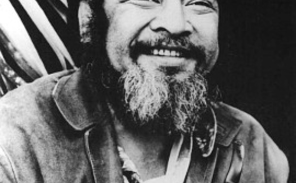 Poutous sur le popotin : une satire de la société océanienne drolatique et efficace