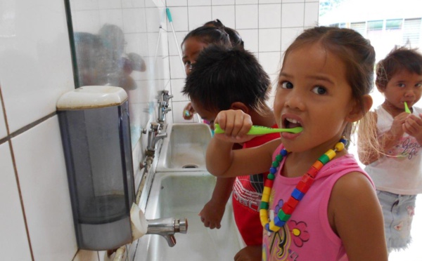 Des brosses à dents pour la rentrée scolaire à Huahine