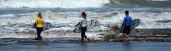 Les surfeuses marocaines se jettent à l'eau