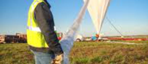 Jeu de ballons français dans le ciel australien au printemps