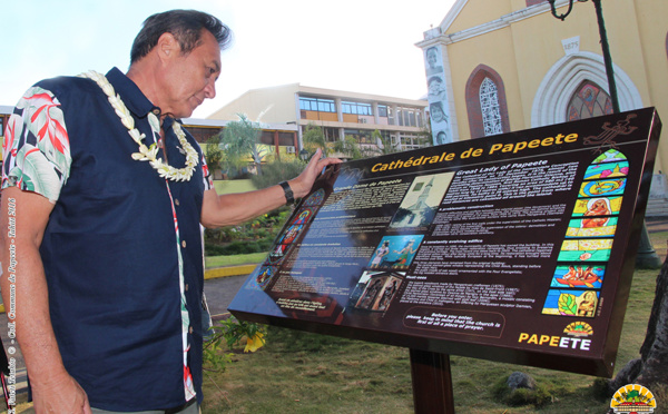 Un panneau explicatif à la cathédrale