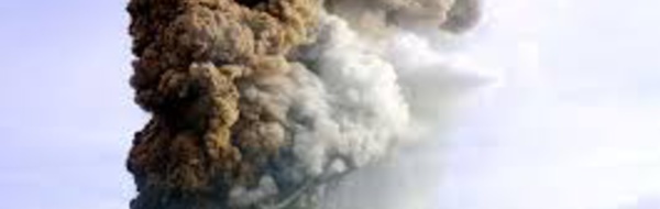 Indonésie: des touristes fuient une montagne après l'éruption d'un volcan