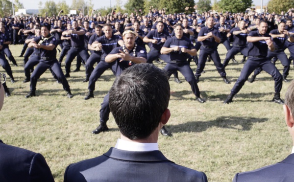 Un haka des élèves de l'administration pénitentiaire pour Valls (vidéo)