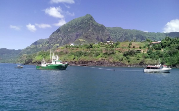 Hiva Oa : un thonier en panne remorqué par un bonitier