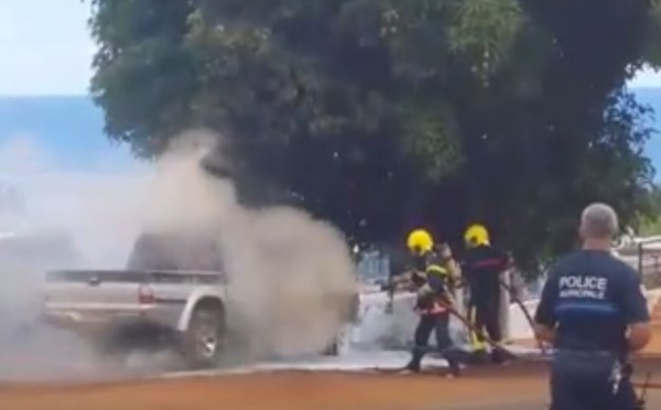Une voiture prend feu au cimetière chinois de Arue
