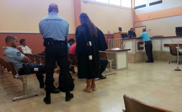 Excédé par le bruit, il menace de tuer sa nièce avec une hache