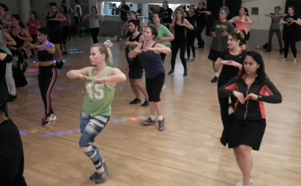 La danse tahitienne séduit les sportifs à Paris