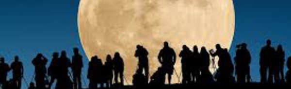 Cris de joie à l'apparition de la "super Lune" en Asie-Pacifique