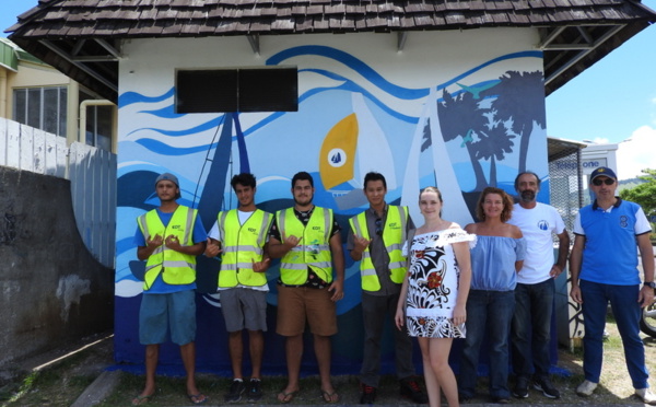Des lycéens réalisent une fresque marine sur un poste de transformation EDT à Arue