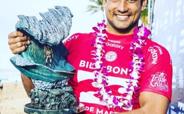 Surf Pro : Michel Bourez, magistral, remporte le Pipeline Master