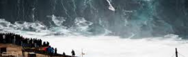 Portugal: les surfeurs de la WSL à l'assaut des vagues géantes de Nazaré