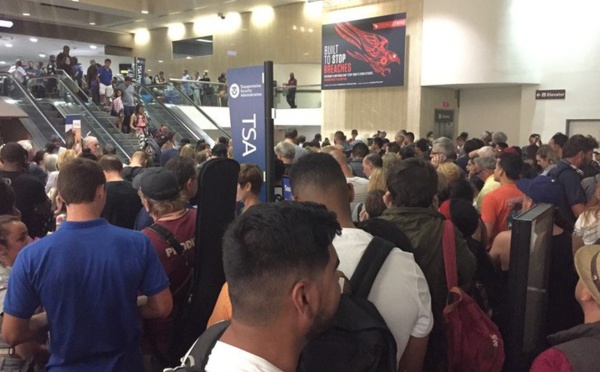 La pluie et un bond du trafic créent le chaos à l'aéroport de Los Angeles