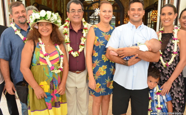 Michel Bourez reçu avec sa famille à la présidence