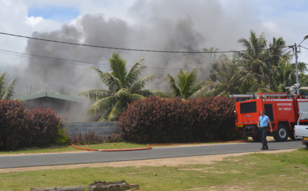 Une maison en feu à Tubuai