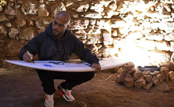 Sauvé de la drogue par le surf, il défie les vagues géantes de Nazaré