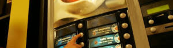 Un film pédopornographique sur l'écran vidéo d'une machine à café