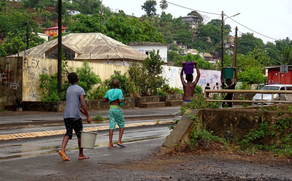 Pénurie d'eau: un demi-million d'euros débloqué pour les écoles de Mayotte