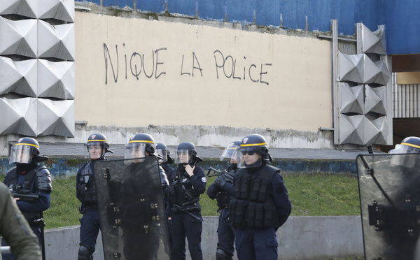 Aulnay-sous-Bois : troisième nuit d'incidents, Hollande tente d'apaiser les esprits