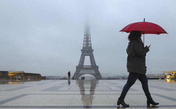 Sécurité : la tour Eiffel protégée par un mur de verre pare-balles