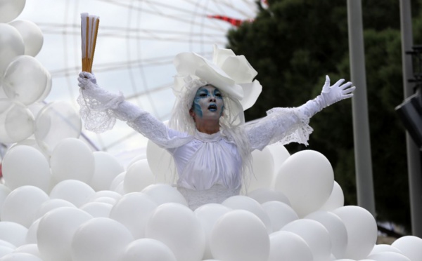 À Nice, la bataille de fleurs lance le Carnaval, mais le coeur n'y est pas