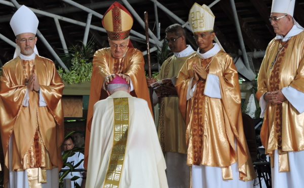 Mgr Cottanceau ordonné archevêque (photos)