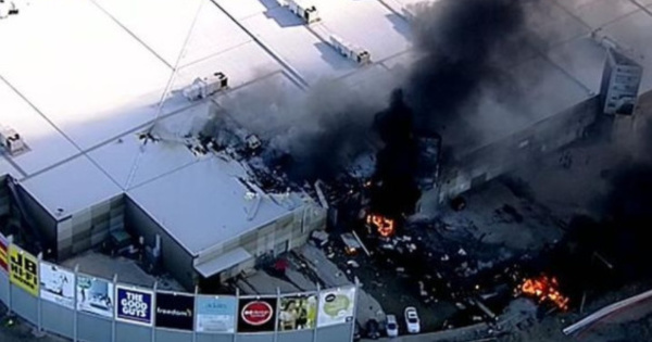Un petit avion s'écrase sur un centre commercial à Melbourne: cinq morts