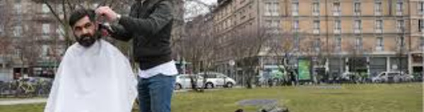 A Strasbourg, un coiffeur solidaire fait salon dans la rue pour les démunis