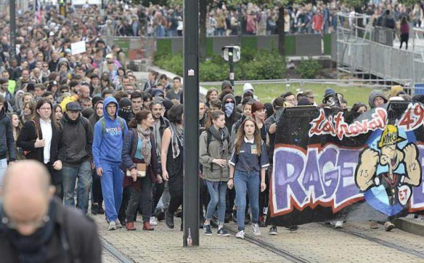 Plus de 2.000 manifestants défilent à Nantes contre la venue de Marine Le Pen